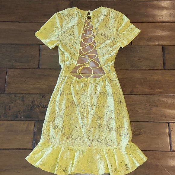 Adorable yellow fully lined form fitting mini dress size 0 - Picture 4 of 7
